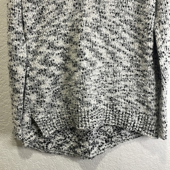 Blush & bloom black and white v neck sweater size small - Picture 2 of 5